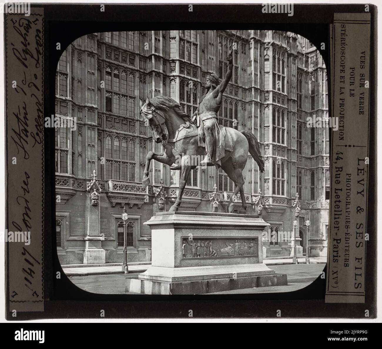 Carlo Marochetti creò una scultura di Riccardo Cuor di Leone, un famoso re inglese, noto per la sua leadership nelle Crociate. La statua cattura la sua forza e il suo significato storico come re guerriero. Foto Stock