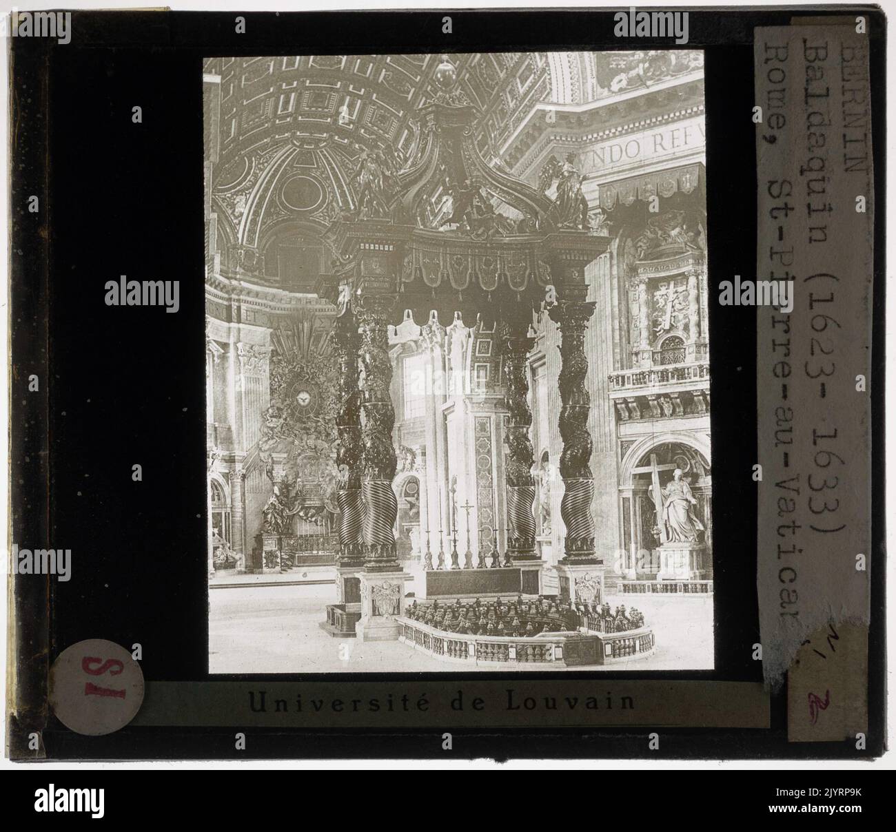 Il baldacchino di Gian Lorenzo Bernini nella Basilica di San Pietro nella città del Vaticano è una struttura monumentale in bronzo. Funge da baldacchino d'altare, che mostra lo stile barocco del Bernini con dettagli intricati e grandiosità. Foto Stock