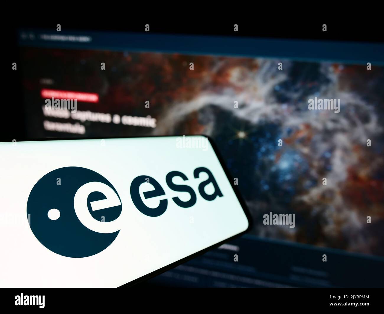 Smartphone con il logo dell'organizzazione Europen Agenzia spaziale europea (ESA) sullo schermo di fronte al sito web. Messa a fuoco al centro a sinistra del display del telefono. Foto Stock