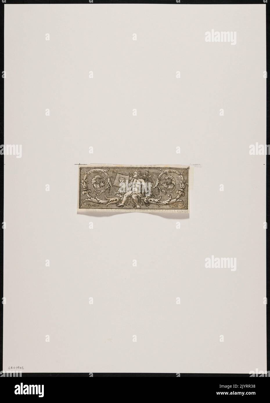 Questa vignetta raffigura putti che suona un corno, circondato da viti decorative in foglia. Comune nell'arte barocca, la scena mescola l'innocenza giocosa con elementi di design decorati tipici del periodo. Foto Stock