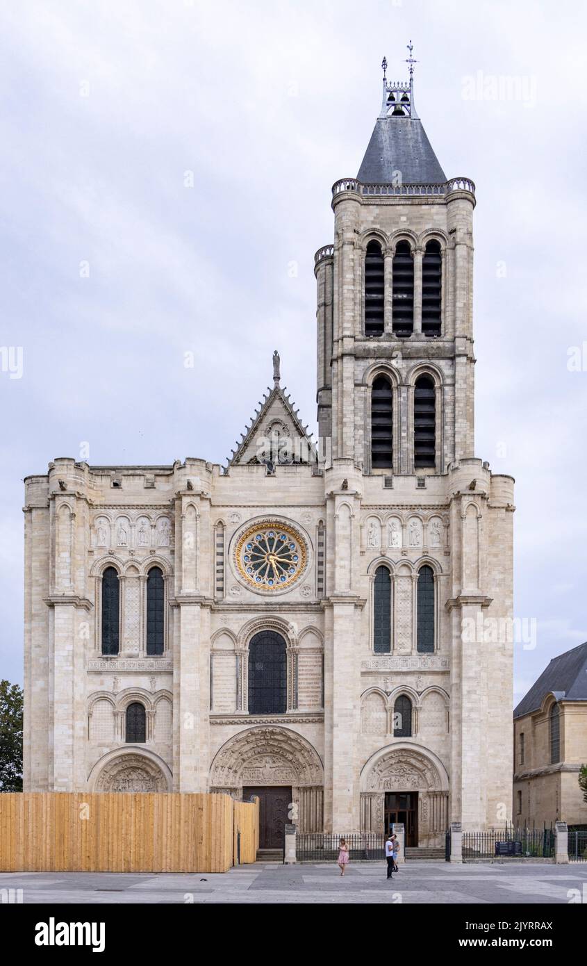 Ingresso principale facciata ovest, Basilica di Saint-Denis, Parigi, Francia Foto Stock