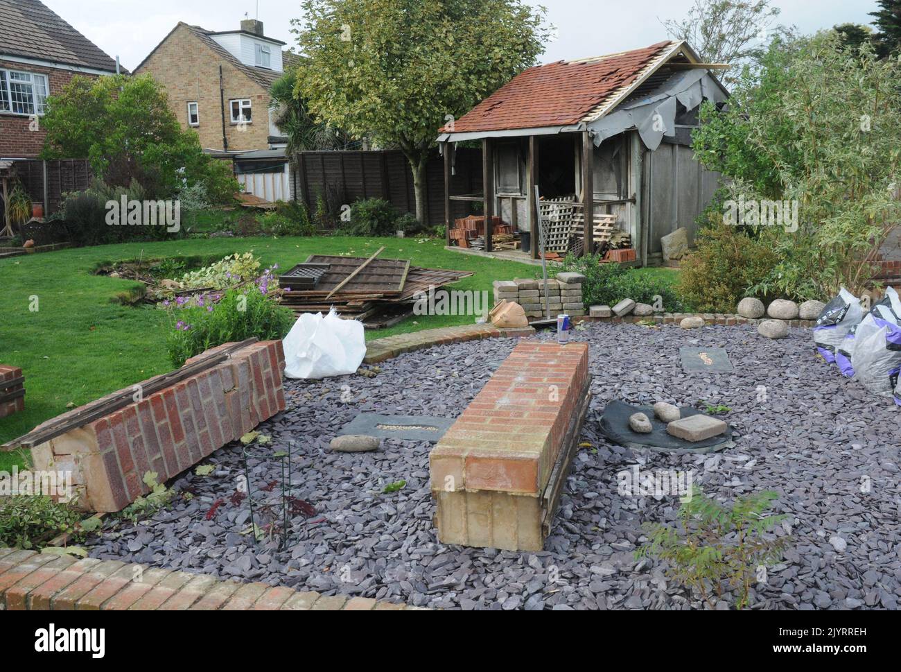 UN GIARDINO DISTRUTTO A BLACKTHORNE GUIDARE HAYLING ISLAND DOPO IL TORNADO COLPITO PIC MIKE WALKER, 2013 FOTO MIKE WALKER Foto Stock