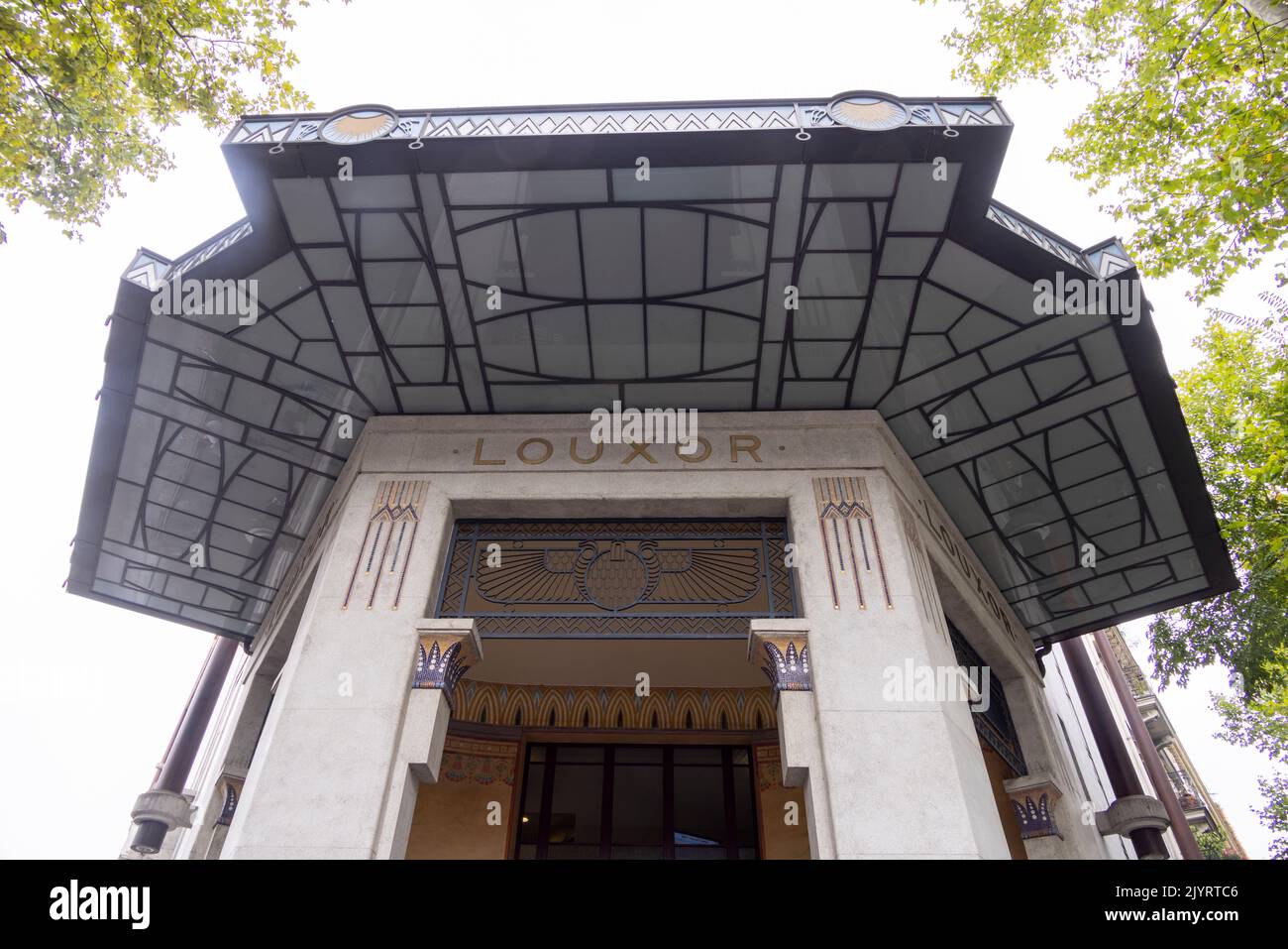 Esterno, neo-egiziano cinema le Louxor, Parigi, Francia Foto Stock
