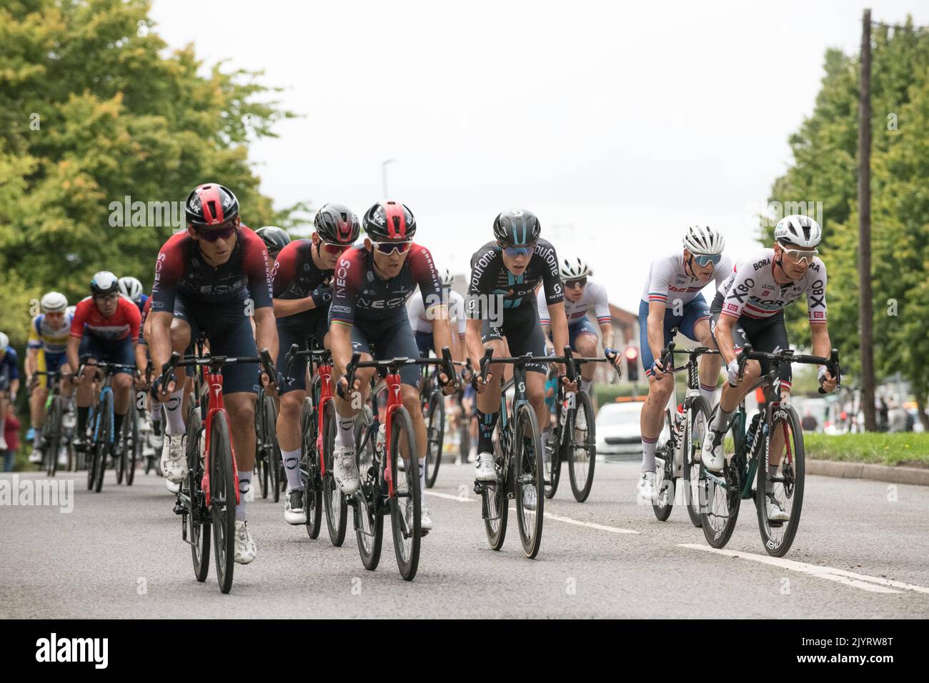 Mansfield Woodhouse, Nottinghamshire, Inghilterra, Regno Unito. 8th Set, 2022. I ciclisti professionisti in sella al palco 5 dell'AJ Bell Tour della Gran Bretagna passano attraverso la città di Mansfield nel Nottinghamshire. Questa gara su strada parte da West Bridgeford, Nottingham e termina a Mansfield, Nottinghamshire. Questa sarà l'unica tappa del 2022 Tour con meno di 2.000 metri di arrampicata e con una distanza totale di 186,8 km/116,2 miglia. Credit: Alan Keith Beastall/Alamy Live News Foto Stock