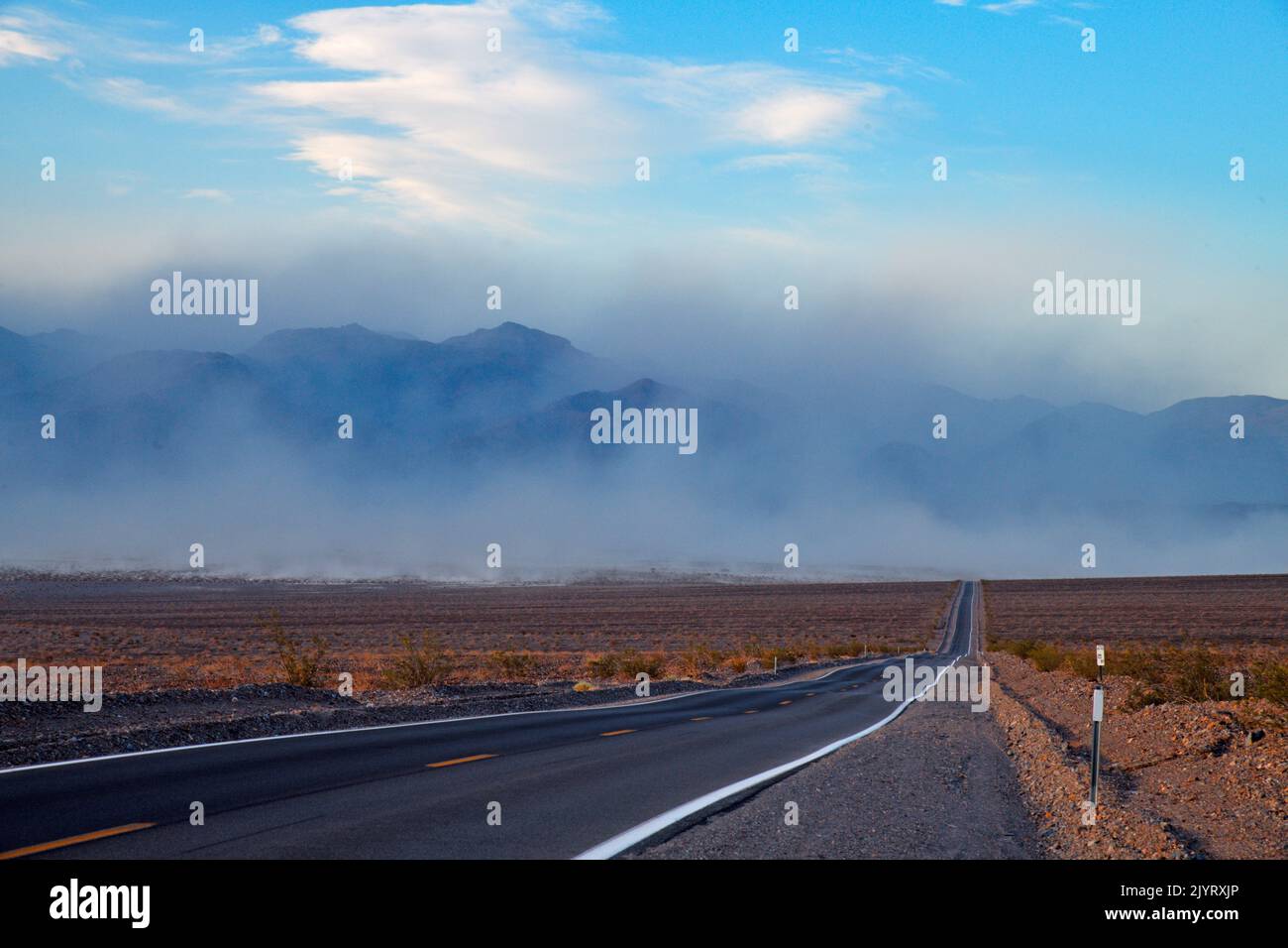 Vento di sabbia vicino stovepipe Wells. California. Death Valley National Park, USA Foto Stock