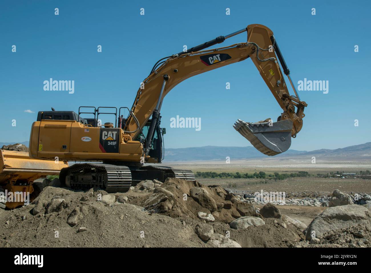 Questo progetto stradale nei pressi di Olancha nella contea di Inyo, CA, USA sta costruendo una nuovissima autostrada e un ponte utilizzando macchinari pesanti. Foto Stock