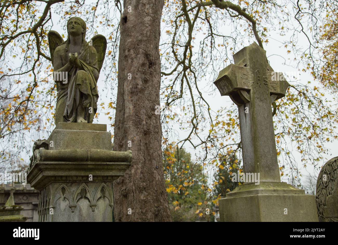 Sculture in pietra vittoriane in una giornata grigia d'inverno nel cimitero di Kensal Green a Londra, Regno Unito Foto Stock