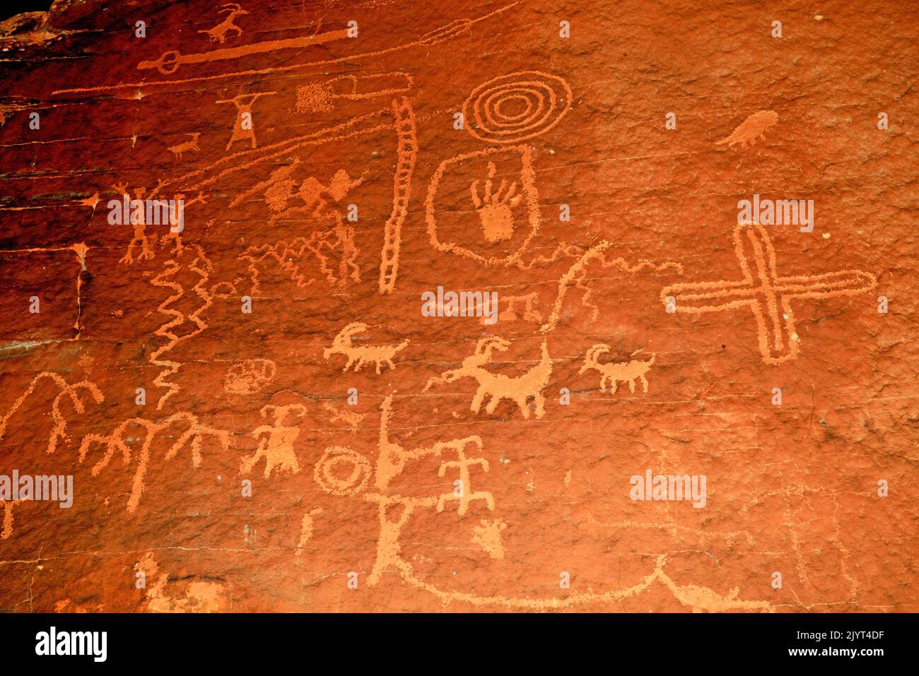 Petroglifi. Con un 'Atlala' (Spearthrower) probabilmente 'gente di gesso '. Tra 2000B.c. -200A.D. Valle di fuoco Nevada. Foto Stock