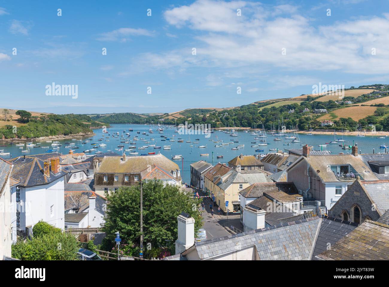 Vista dell'estuario di Salcombe che si affaccia sui tetti della città di Salcombe, Devon, Regno Unito, a South Hams Foto Stock