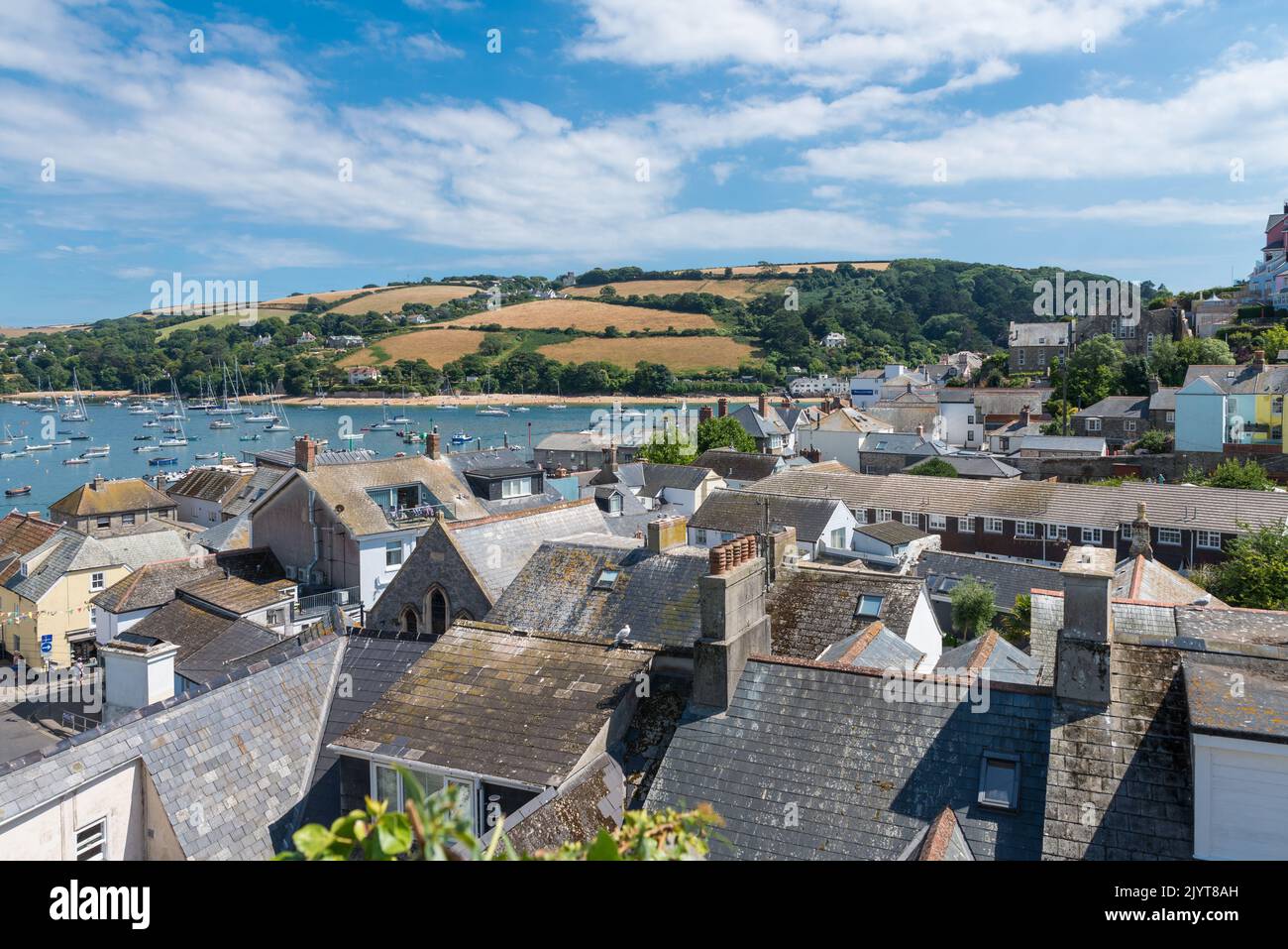 Vista dell'estuario di Salcombe che si affaccia sui tetti della città di Salcombe, Devon, Regno Unito, a South Hams Foto Stock