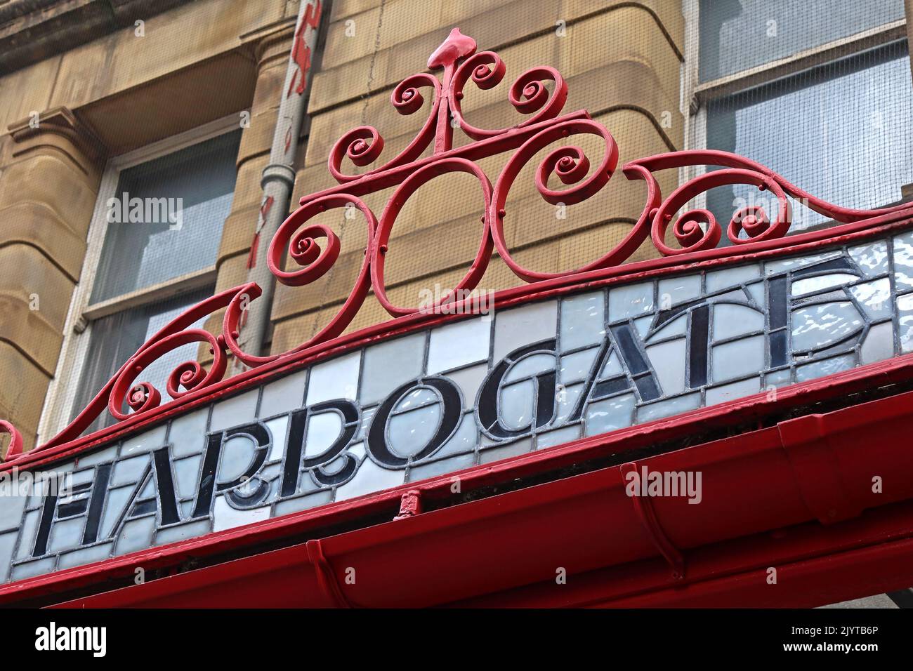Victoria Station Manchester, ferro battuto e mosaico di vetro colorato della destinazione Harrogate, Yorkshire - Lancs e Yorks ferrovia Foto Stock