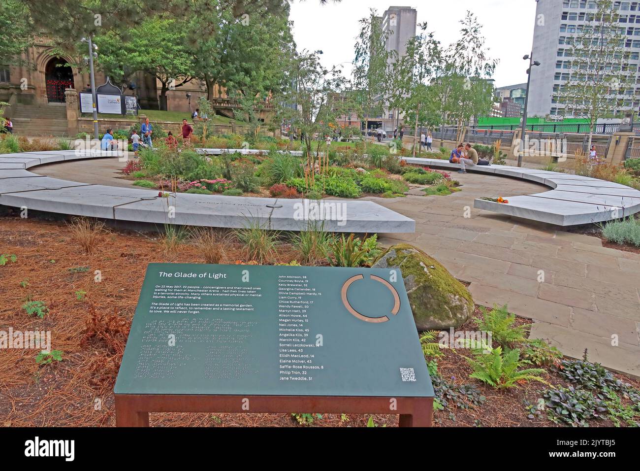 Il Glade of Light Memorial, commemora le vittime del bombardamento della Manchester Arena del 2017 - Victoria St, Manchester, Inghilterra, UK, M3 1SX Foto Stock