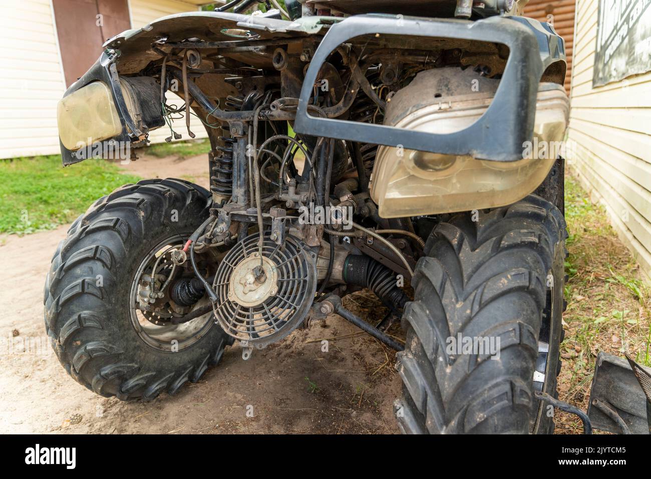 La parte anteriore di un ATV rotto e smontato deve essere riparata Foto Stock
