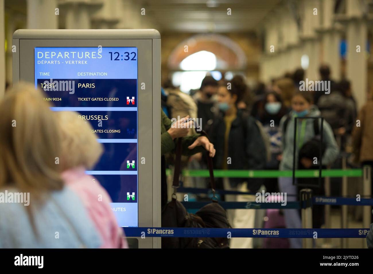 La gente fa la coda per le partenze Eurostar alla stazione di St Pancras a Londra mentre un fine settimana di festa della banca comincia. Foto Stock