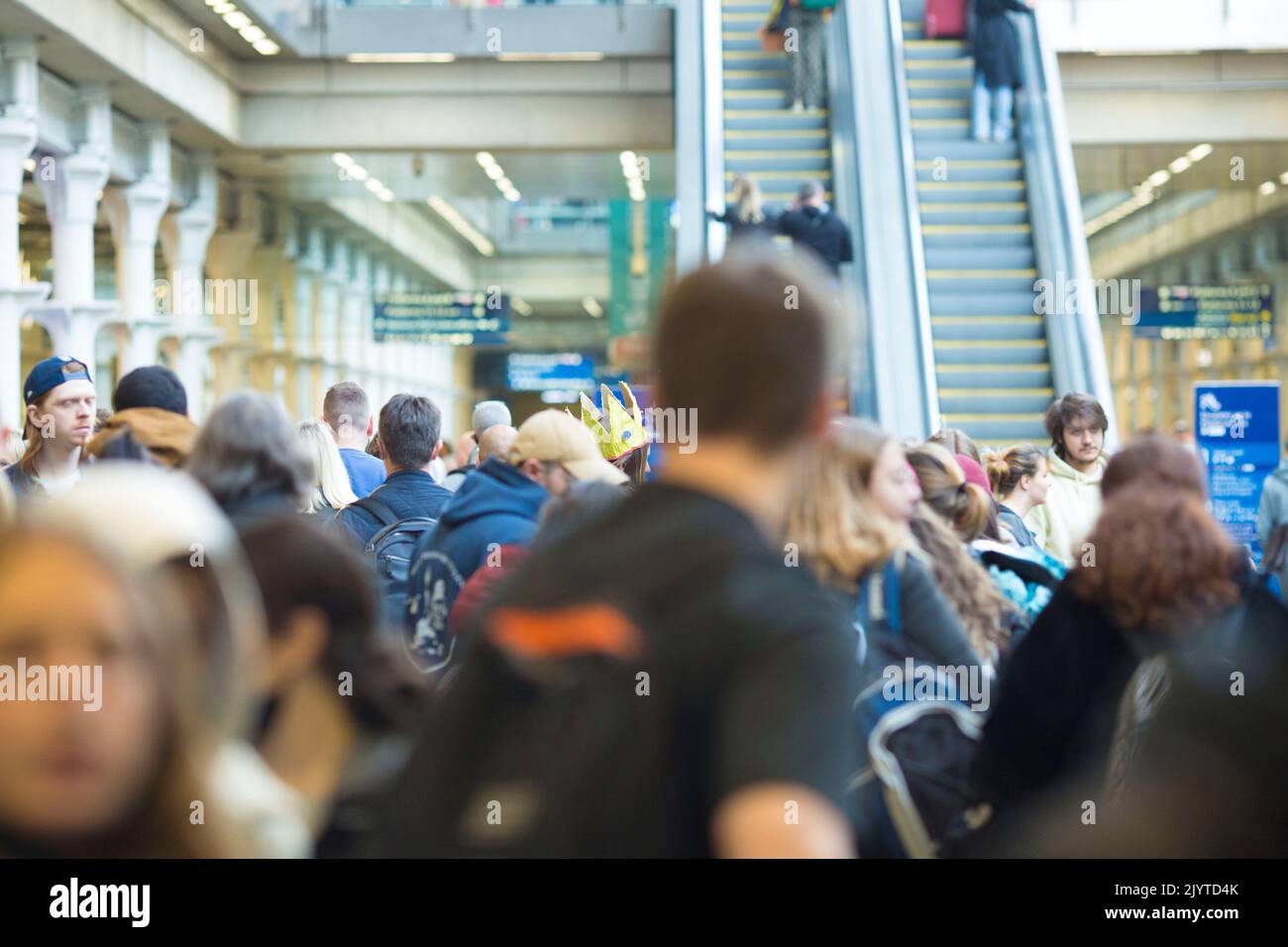 La gente si riunisce alla stazione di St Pancras a Londra mentre un fine settimana di festa della banca comincia. Foto Stock