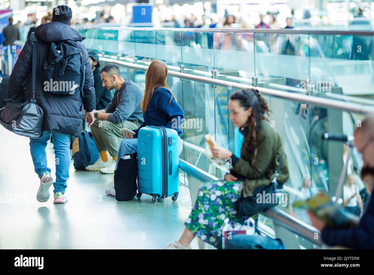 La gente si riunisce alla stazione di St Pancras a Londra mentre un fine settimana di festa della banca comincia. Foto Stock