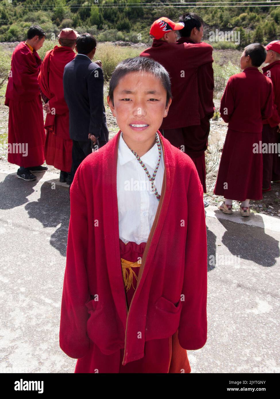 Monaco ragazzo / monaci novizi in un piccolo villaggio tibetano fuori Songpan antica città nel nord della provincia di Sichuan (cinese), Cina. PRC. Amministrata dalla Prefettura Autonoma di Ngawa Tibetana e Qiang. (126) Foto Stock
