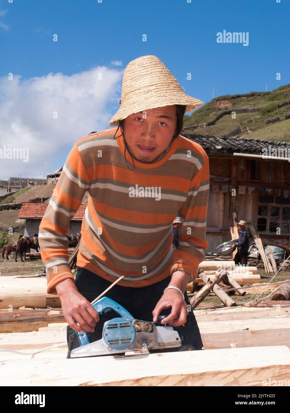 Ritratto di un uomo locale, un falegname che lavora con il legno e gli utensili elettrici, un uomo del patrimonio tibetano ma che vive in Cina, residenti di un piccolo villaggio al di fuori della città antica di Songpan nella provincia settentrionale del Sichuan. PRC. Cina (126) Foto Stock