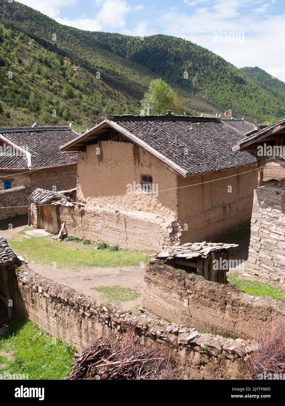 Case domestiche / abitazioni residenziali costruite in un piccolo villaggio (vissuto in etnia tibetana) sulle colline a est di Songpan antica città nella provincia settentrionale del Sichuan, Cina. PRC. (126) Foto Stock