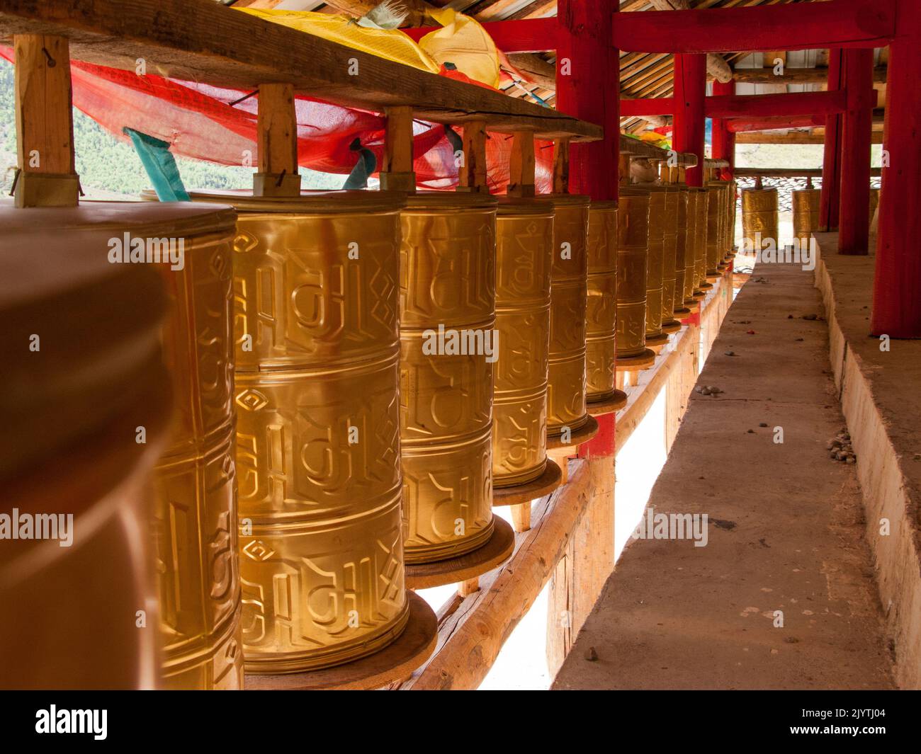 Ruote di preghiera buddhiste fatte di metallo e usate per praticare il buddhismo tibetano in Cina, in un tempio locale in un villaggio fuori dalla città antica di Songpan, nella provincia settentrionale del Sichuan, in Cina. PRC. (126) Foto Stock