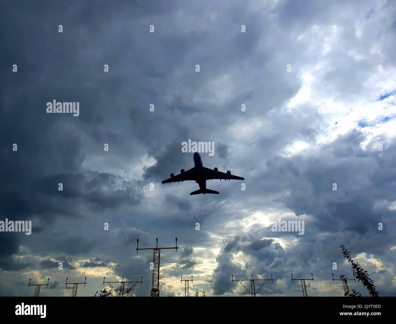 Jet passeggero decollo all'aeroporto di manchester Foto Stock