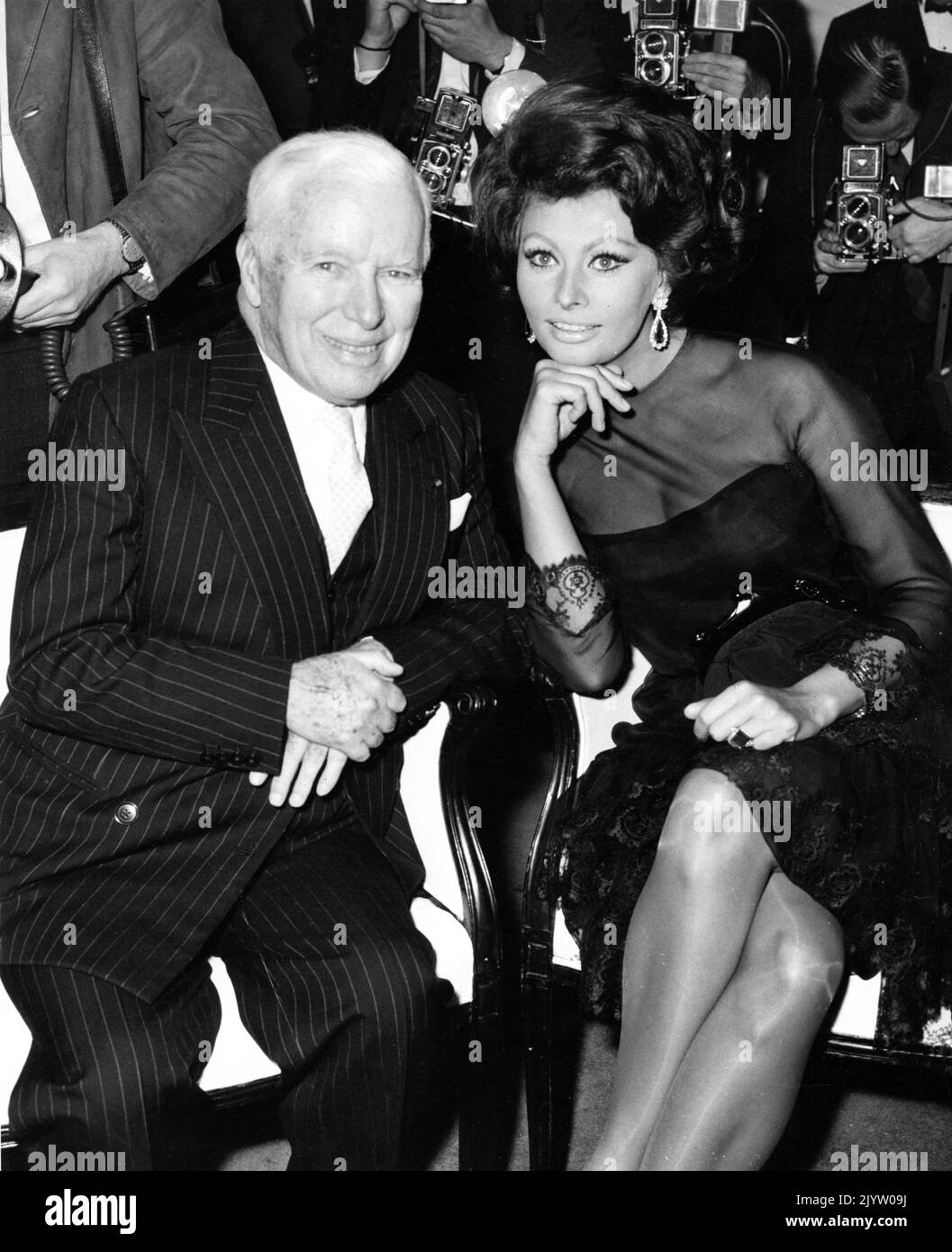 CHARLIE CHAPLIN e SOPHIA LOREN circondato da giornalisti / fotografi ad un ricevimento stampa il 1st 1965 novembre al Savoy Hotel di Londra per annunciare l'inizio delle riprese nel gennaio 1966 di Una CONTESSA DI HONG KONG 1967 regista / scrittore / musica CHARLES CHAPLIN Chaplin Film Productions Ltd. / Universal Pictures Foto Stock