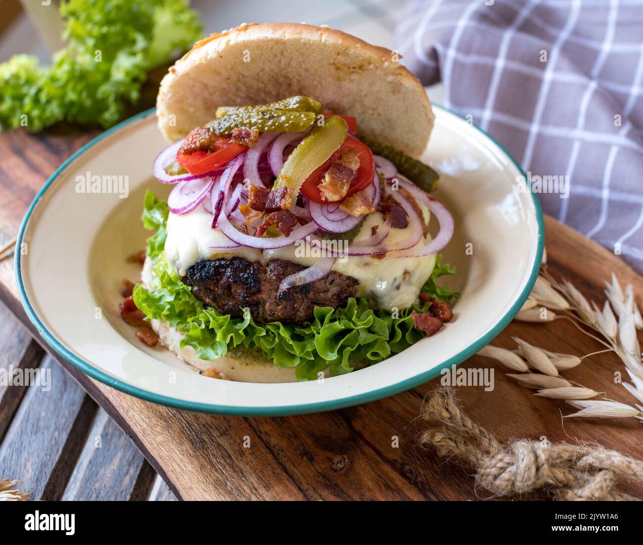 Cheeseburger di pancetta, fresco e cucinato in casa Foto Stock