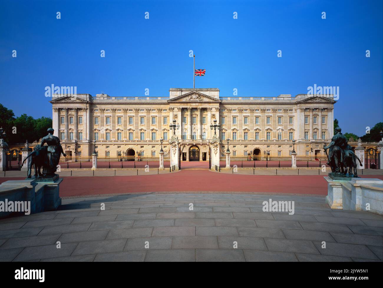 Buckingham Palace con la bandiera di Unione a metà albero. Morte del lutto regale della regina Elisabetta Foto Stock