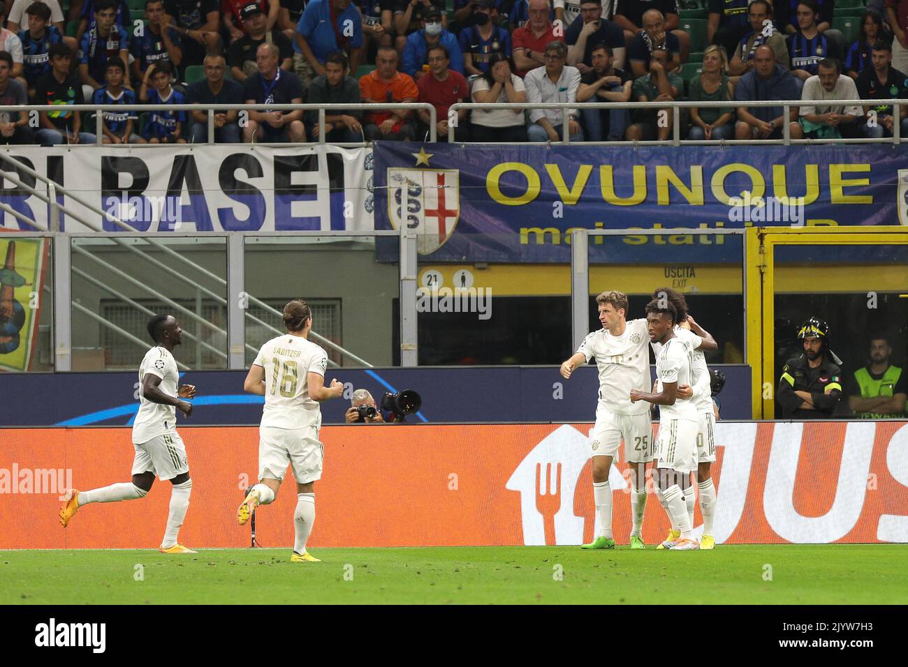 Milano, Italia. 7th Set, 2022. Italia, Milano, settembre 7 2022: Leroy sane (attaccante Bayern) segna e celebra il 1-0° gol a 25' durante la partita di calcio FC INTER vs BAYERN MUNCHEN, UCL 2022-2023 matchday1 stadio San Siro (Credit Image: © Fabrizio Andrea Bertani/Pacific Press via ZUMA Press Wire) Foto Stock