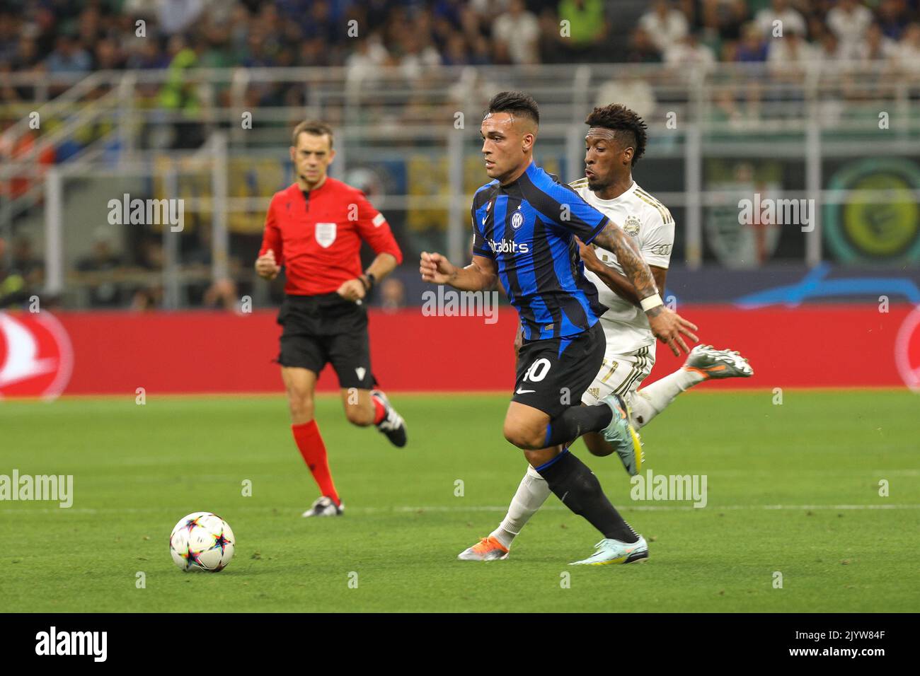 Milano, Italia. 7th Set, 2022. Italia, Milano, settembre 7 2022: Lautaro Martinez (fc Inter attaccante) guida nella zona di penalità nel primo tempo durante la partita di calcio FC INTER vs BAYERN MUNCHEN, UCL 2022-2023 matchday1 stadio San Siro (Credit Image: © Fabrizio Andrea Bertani/Pacific Press via ZUMA Press Wire) Foto Stock