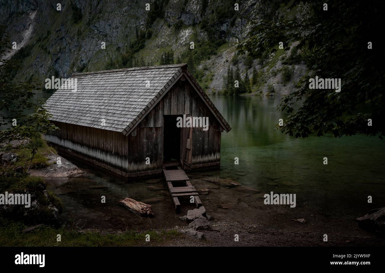 Una capanna solitaria sul lago Obersee, Germania Foto Stock