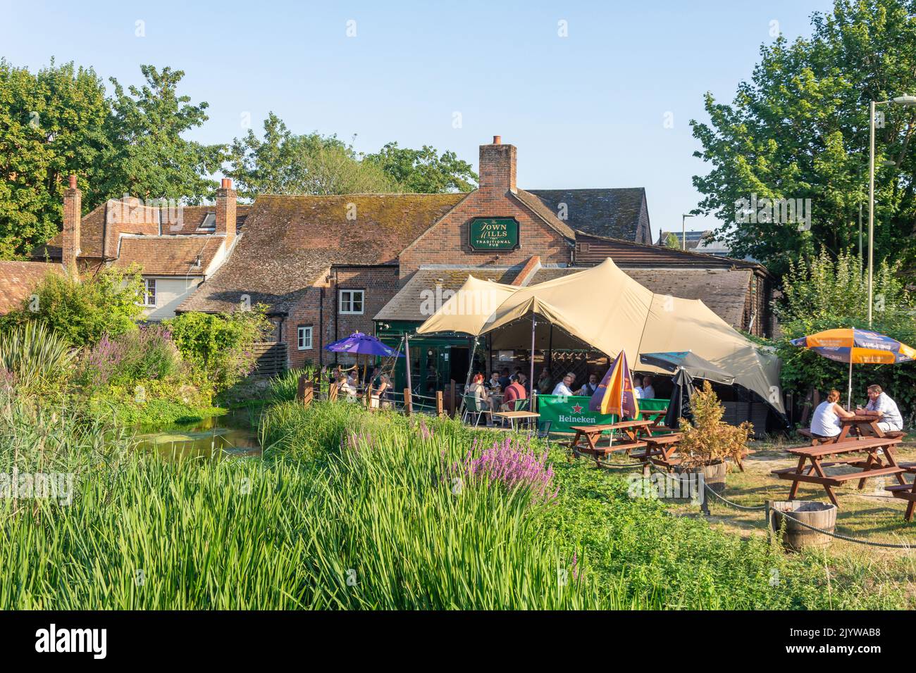 The Town Mills Pub and Garden, Bridge Street, Andover, Hampshire, Inghilterra, Regno Unito Foto Stock