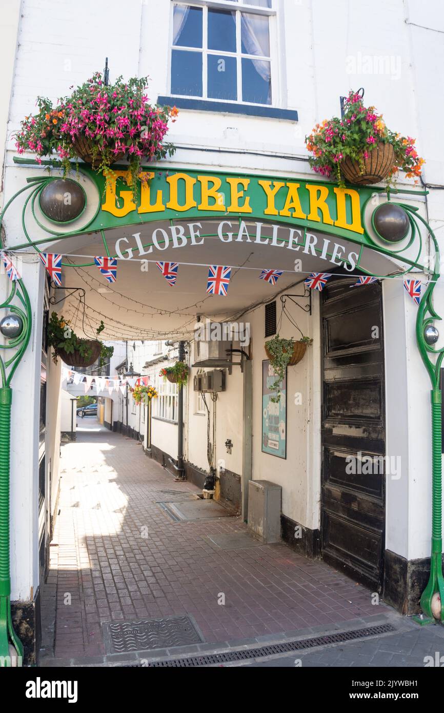 Ingresso al negozio di mobili Globe Galleries, High Street, Andover, Hampshire, Inghilterra, Regno Unito Foto Stock