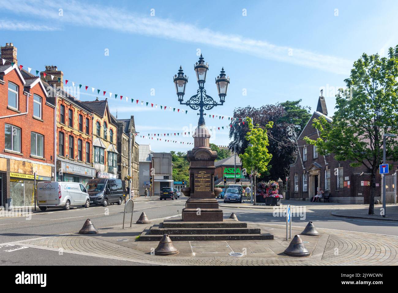 Lampada e fontana William Hopkin Thomas Memorial, Town Hall Square, Maesteg, Bridgend County Borough (Pen-y-bont), Galles (Cymru), Regno Unito Foto Stock