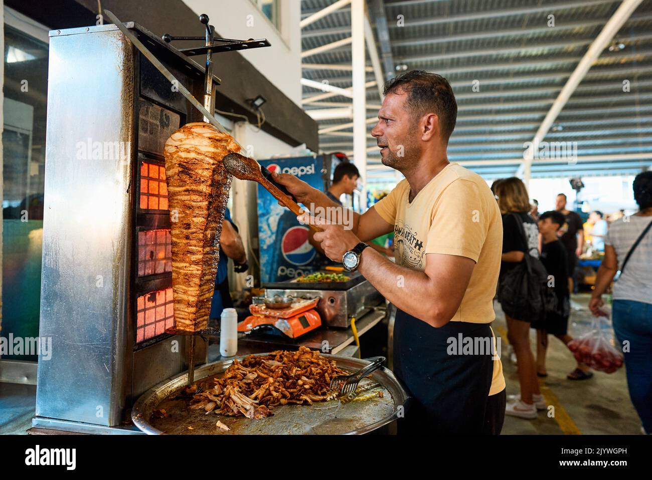 ANTALYA, TURCHIA : Uno chef che taglia il cibo turco tradizionale Doner Kebab in un negozio di Street food in piazza Taksim on - Seppmber 5, 2022 Foto Stock