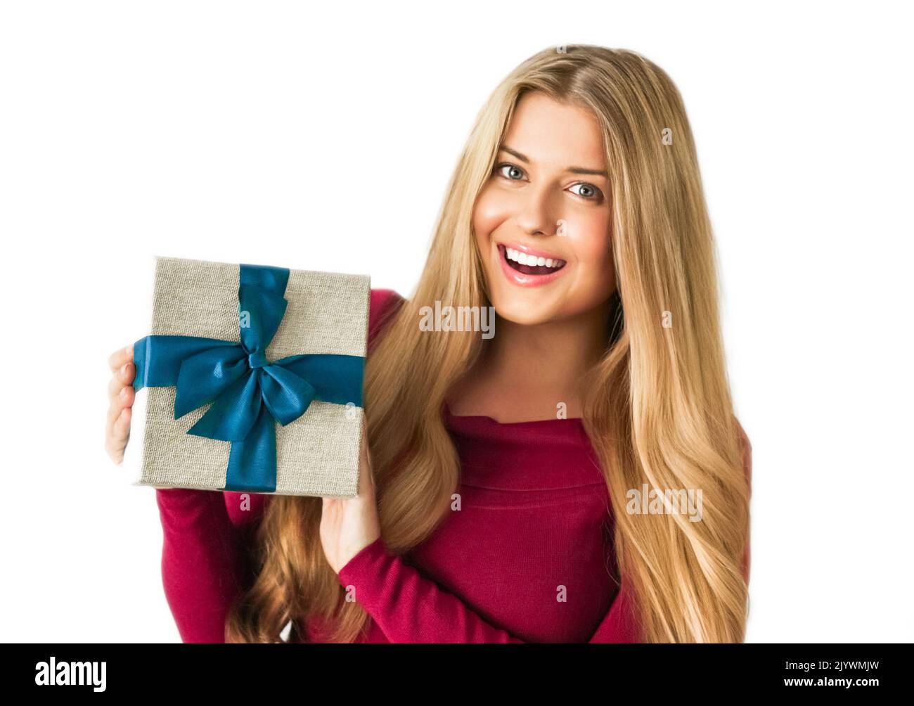 Regalo di festa, donna felice in possesso di un regalo o di lusso scatola di bellezza in abbonamento consegna isolata su sfondo bianco, ritratto Foto Stock
