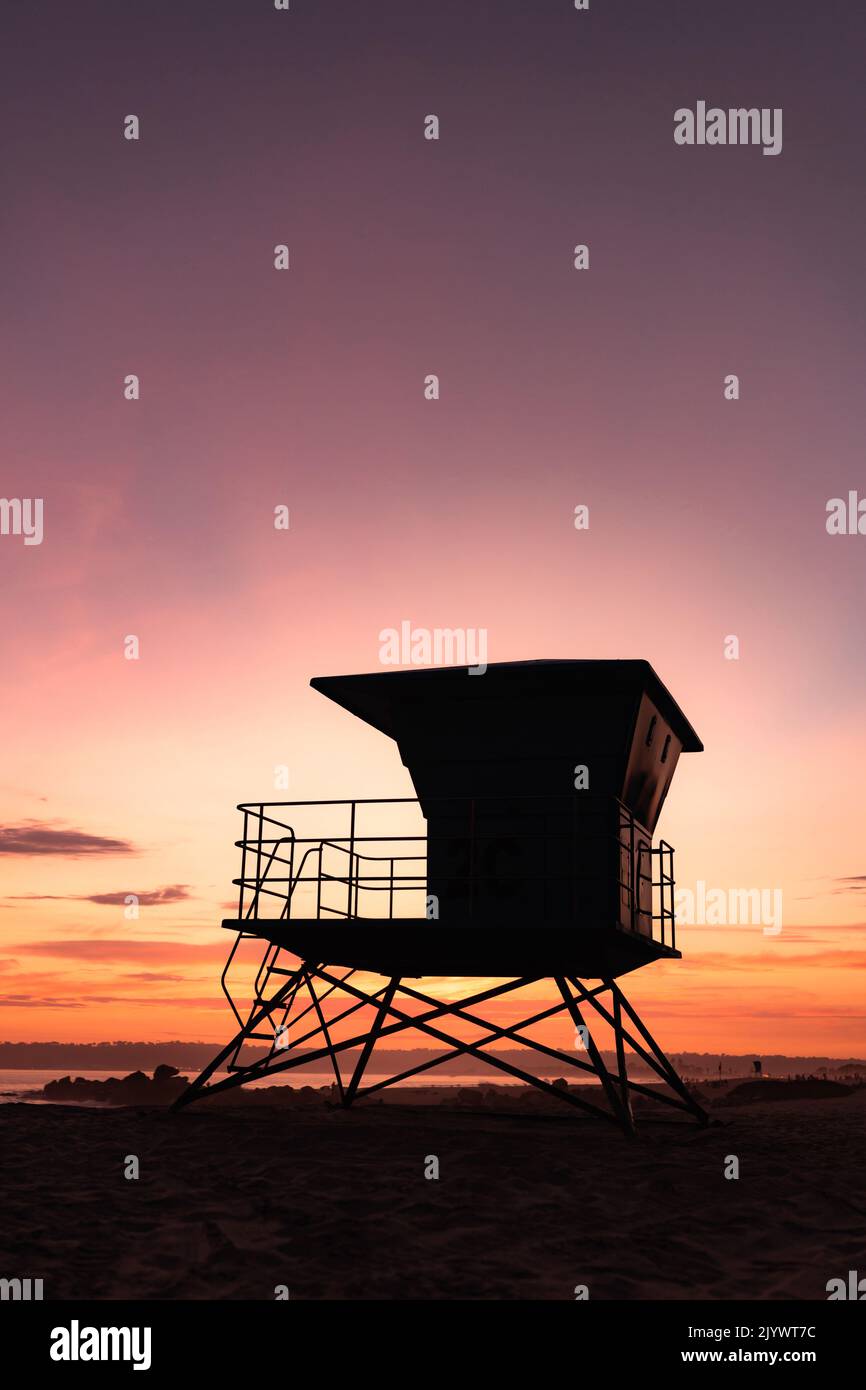 Ripresa verticale di una torre del bagnino al tramonto in California Foto Stock