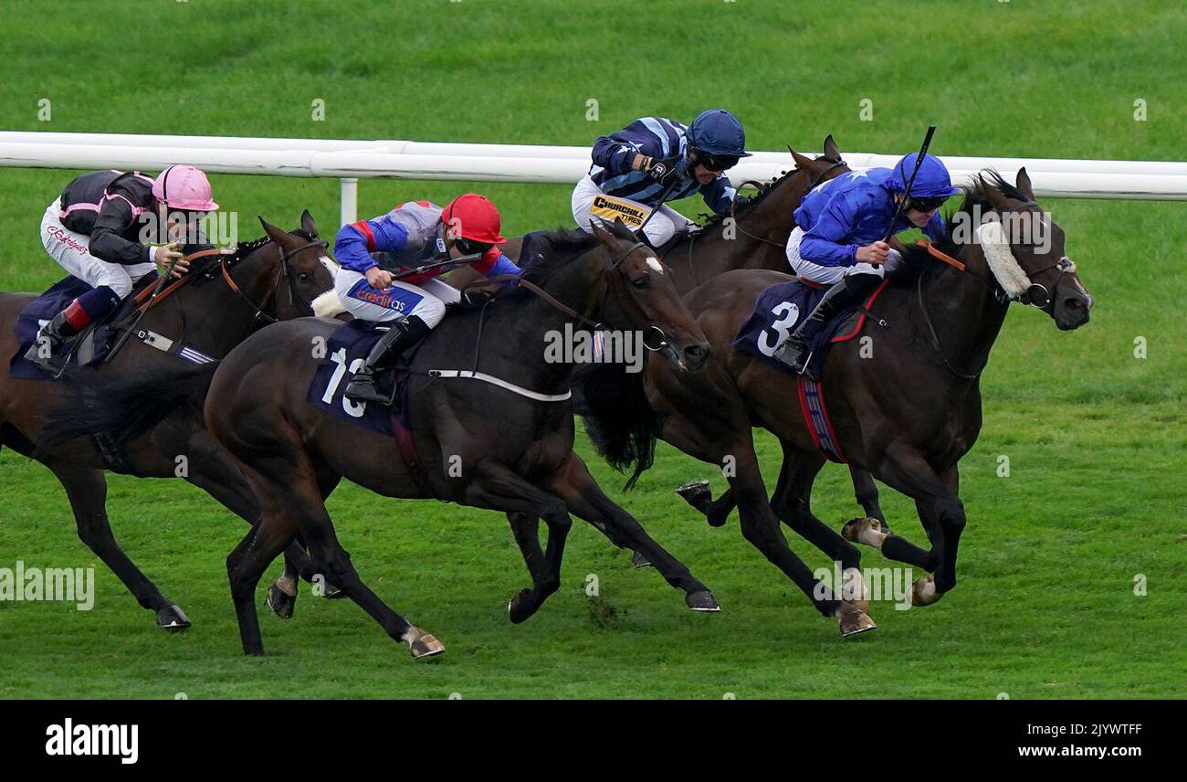 J R Cavagin guidato da Graham Lee (posteriore) prima di vincere l'Hippo Pro3 handicap Stakes davanti a Never Dark guidato da Jonny Peate durante il Cazoo St Leger Festival all'ippodromo di Doncaster. Data immagine: Giovedì 8 settembre 2022. Foto Stock