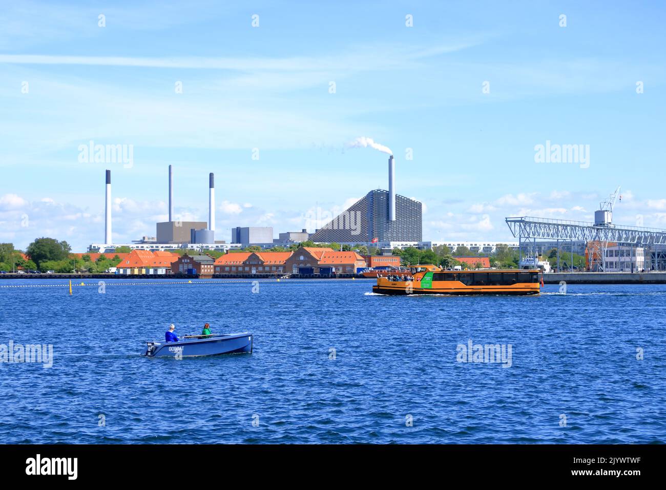 23 2022 maggio - Copenaghen, Danimarca: Il Bakke Amager, Slope o Copenhill, l'impianto di incenerimento, l'impianto di trattamento termico e di produzione di energia e la fac ricreativa Foto Stock