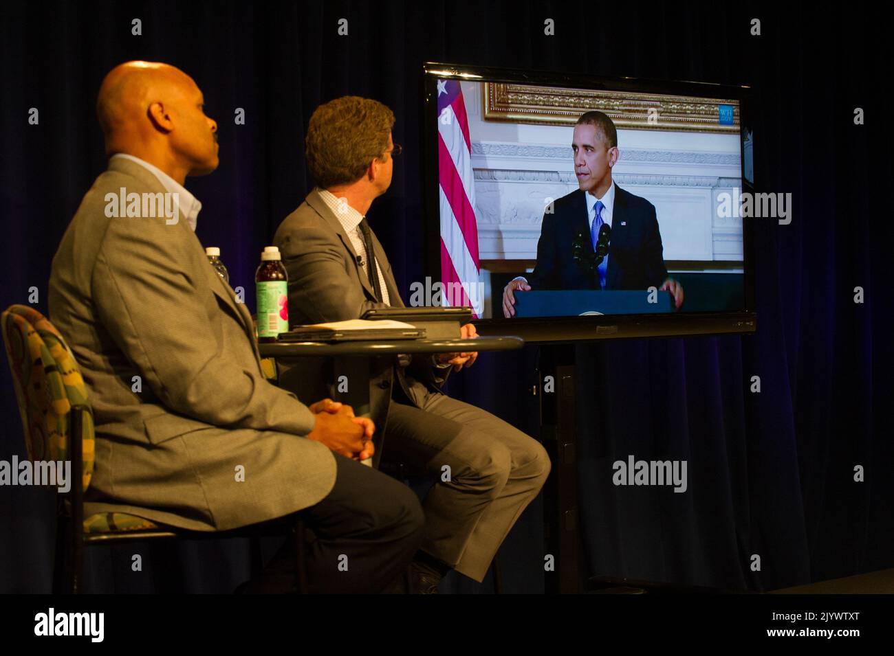 Welcome Back Town Hall Meeting, on Impact of October 1-16, 2013 chiusura del governo federale, con il Segretario Shaun Donovan e il Vice Segretario Maurice Jones presiedere, e con trasmissione dal Presidente Barack Obama. Foto Stock