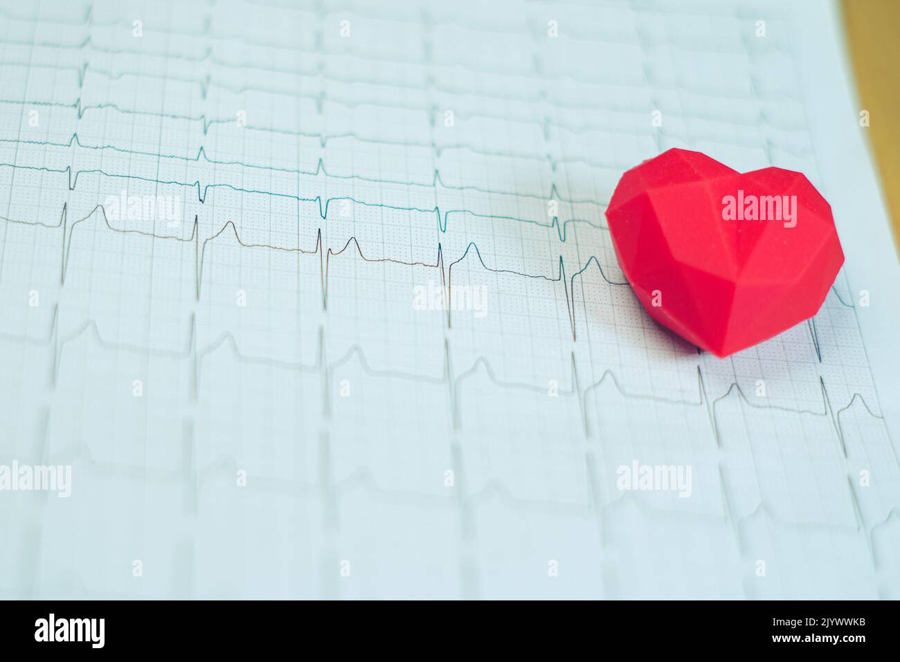 Primo piano del grafico del cuore e dell'ECG (elettrocardiografo)，concetto di salute del cuore, giornata mondiale del cuore Foto Stock