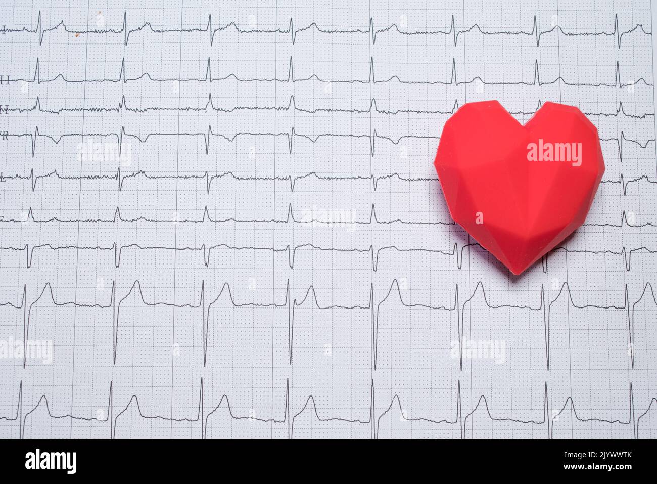 Primo piano del grafico del cuore e dell'ECG (elettrocardiografo)，concetto di salute del cuore, giornata mondiale del cuore Foto Stock