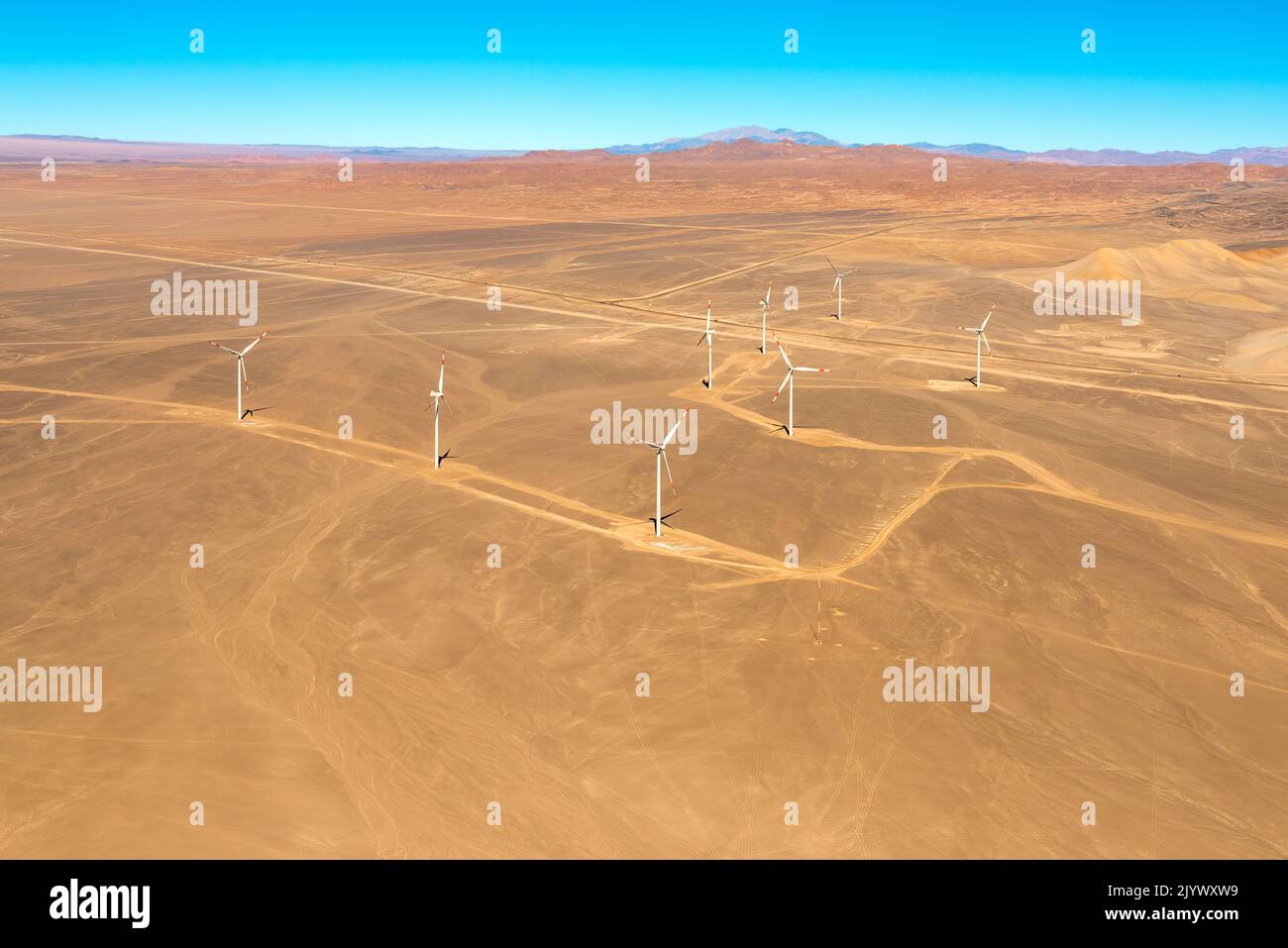 Vista aerea di una fattoria eolica nel deserto di Atacama fuori dalla città di Calama, Cile Foto Stock