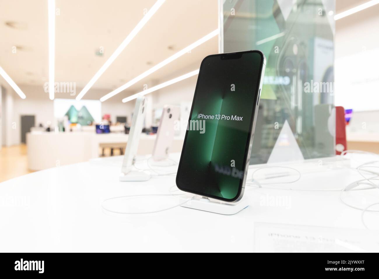Bratislava, Slovacchia. 8th Set, 2022. IPhone 13 Pro Max di Apple visto in mostra all'interno di un negozio di elettronica a Bratislava. Apple ha annunciato durante la presentazione del nuovo iPhone 14, che il nuovo modello di iPhone non sarà più costoso del loro modello precedente e iPhone 11 e 12 modelli non saranno più venduti (Credit Image: © Stanislav Kogiku/SOPA Images via ZUMA Press Wire) Foto Stock