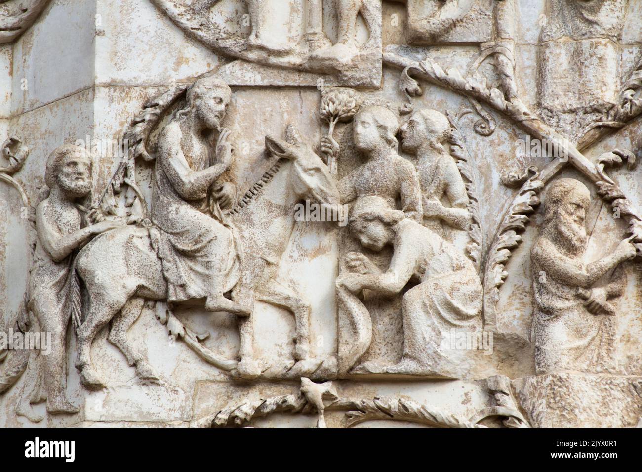 La strada di Gesù alla sua morte: L'ingresso a Gerusalemme - bassorilievo dal 3th° pilastro (nuovo Testamento) - facciata della cattedrale di Orvieto - Umbria - Italia Foto Stock