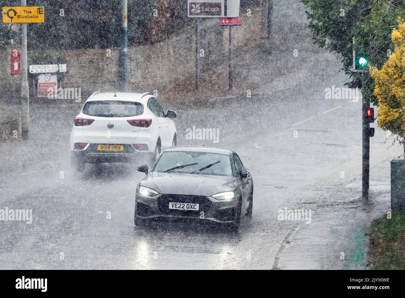 Chippenham, Regno Unito, 8th settembre 2022. Gli autisti sono raffigurati sfidando una pioggia molto pesante a Chippenham mentre le docce si fanno strada attraverso l'Inghilterra meridionale. Credit: Lynchpics/Alamy Live News Foto Stock