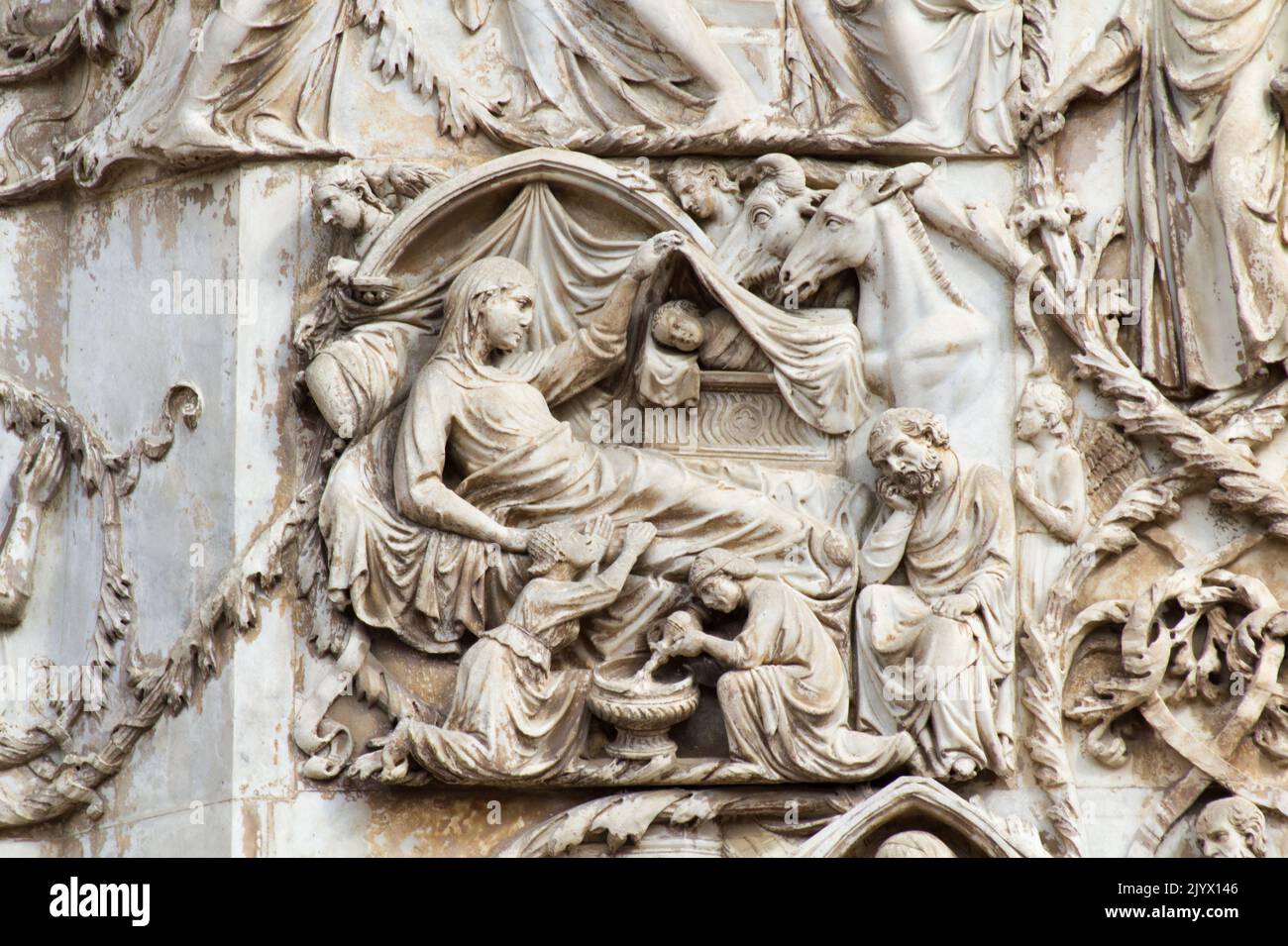 La natività di Gesù - bassorilievo dal 3th° pilastro (Storie del nuovo Testamento) - facciata della cattedrale di Orvieto - Umbria - Italia Foto Stock