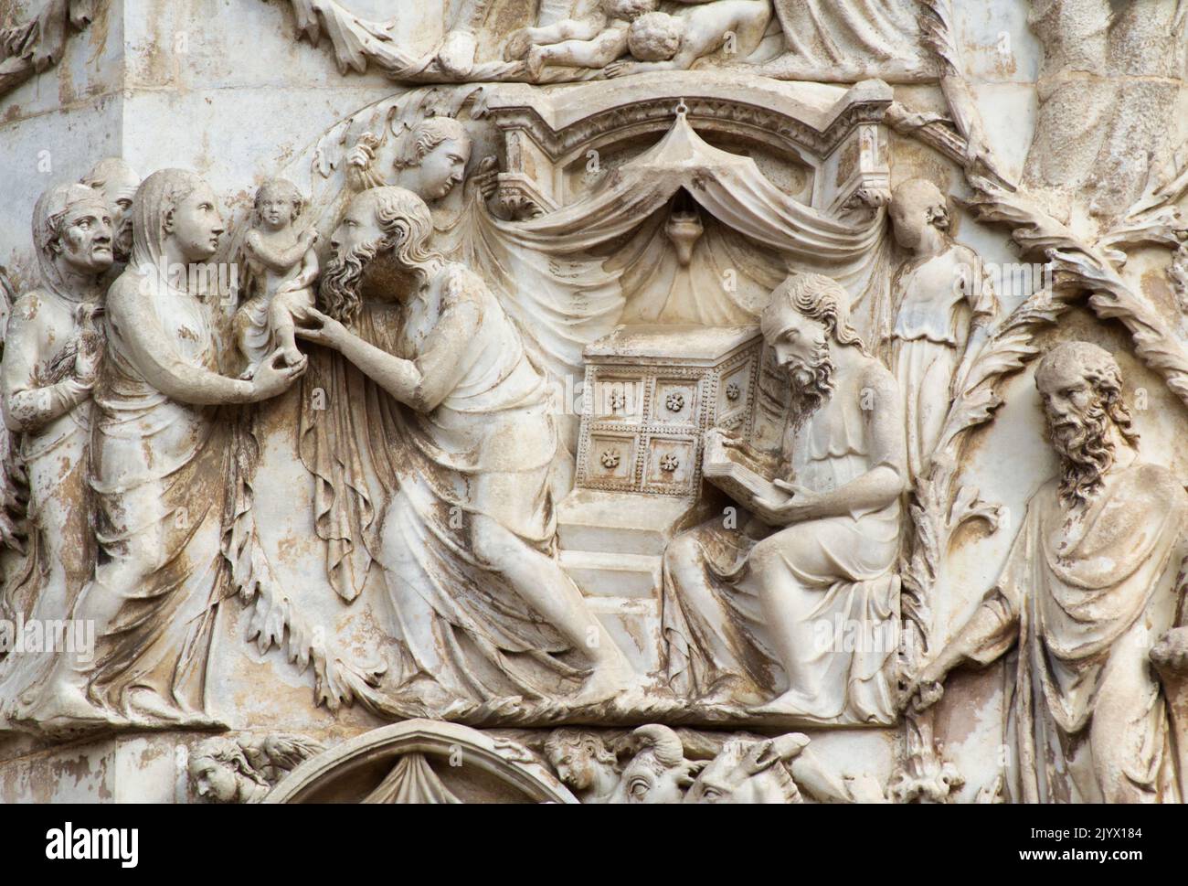 La Presentazione di Gesù al Tempio - bassorilievo dal 3th° pilastro (Storie del nuovo Testamento) - facciata della cattedrale di Orvieto - Umbria - Italia Foto Stock