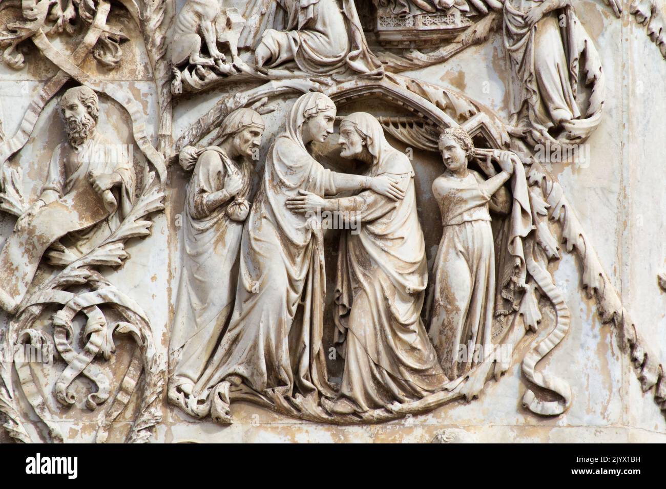 Maria visita la cugina Elisabetta prima della nascita di Giovanni Battista - bassorilievo dal 3th° pilastro - facciata della cattedrale di Orvieto - Umbria - Italia Foto Stock
