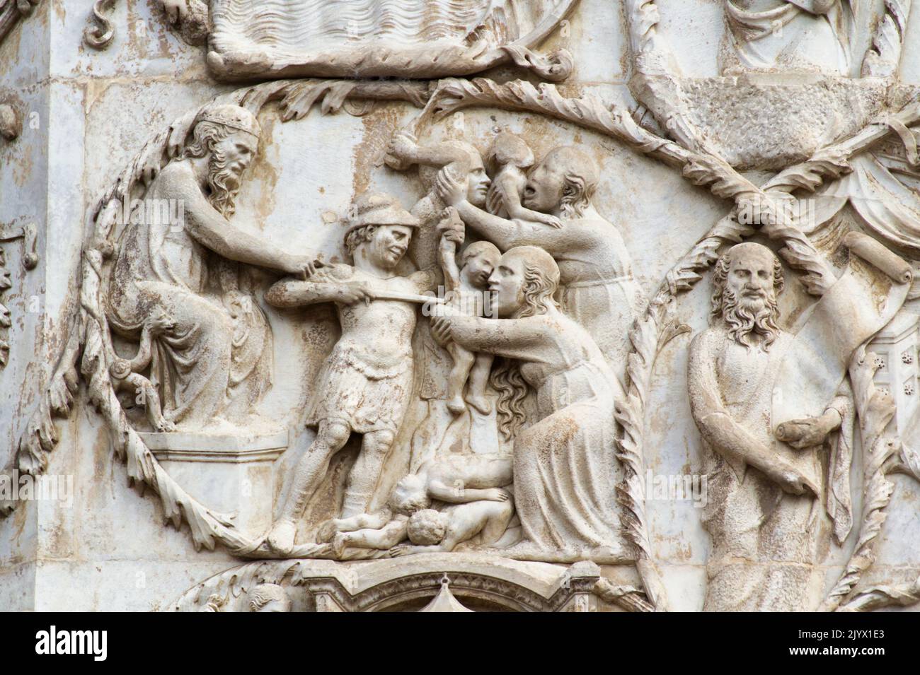 Erode ordina la macellazione degli Innocenti - bassorilievo dal 3th° pilastro (dal nuovo Testamento) - facciata della cattedrale di Orvieto - Umbria - Italia Foto Stock